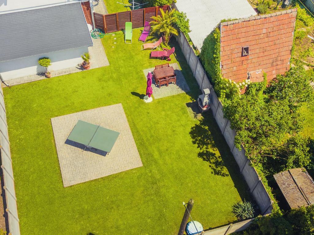 Vonkajšia záhrada v ubytovaní Apartman Szanyi