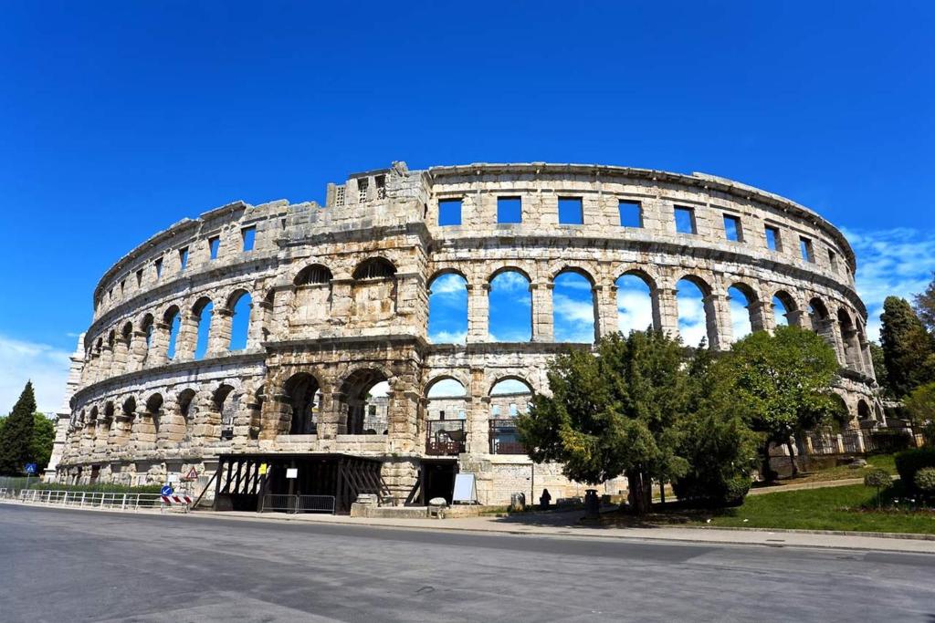 a large building with a lot of windows at ARENA PULA CENTAR APARTMENT in Pula