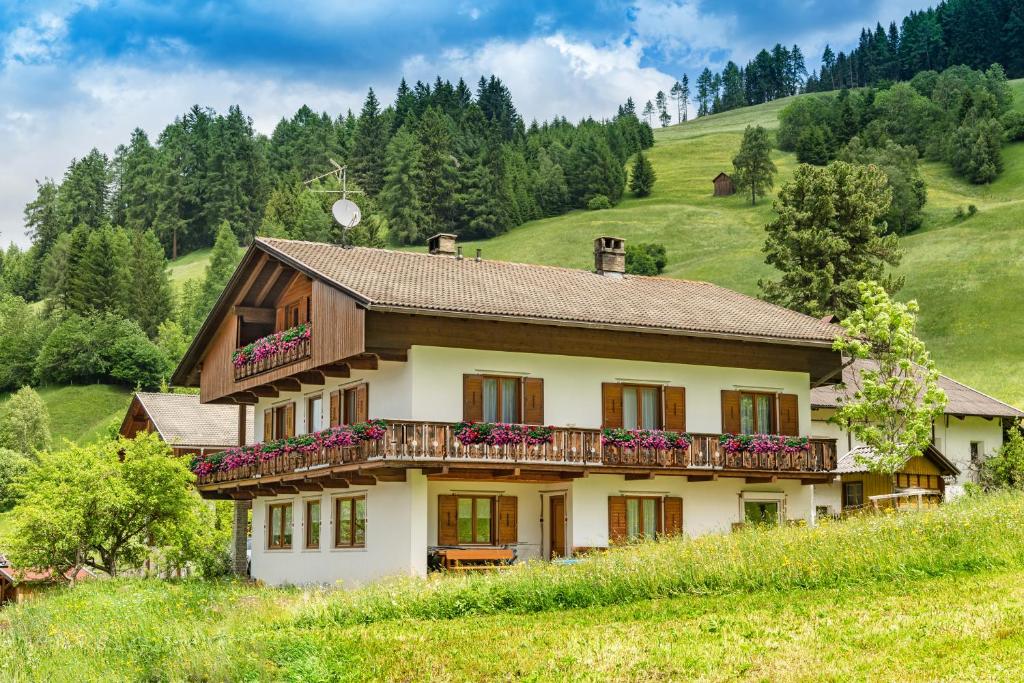 a house with a balcony on a hill at Ringlerhof in Braies