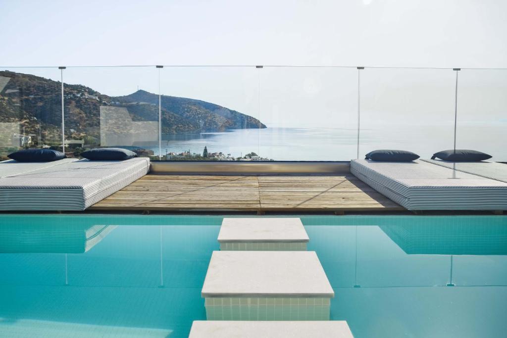 2 camas en una piscina con vistas al océano en Meliti Hotel (Adults Only), en Agios Nikolaos