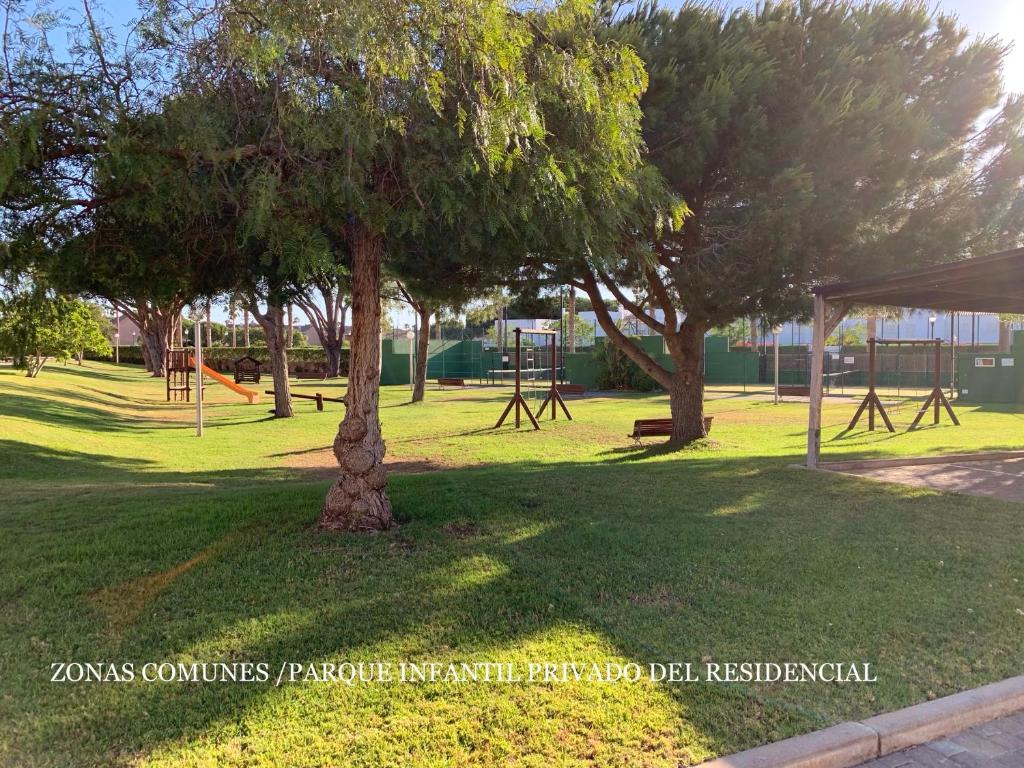 Vonkajšia záhrada v ubytovaní Novo Sancti Petri - Adosado Residencial El Trebol - Chiclana