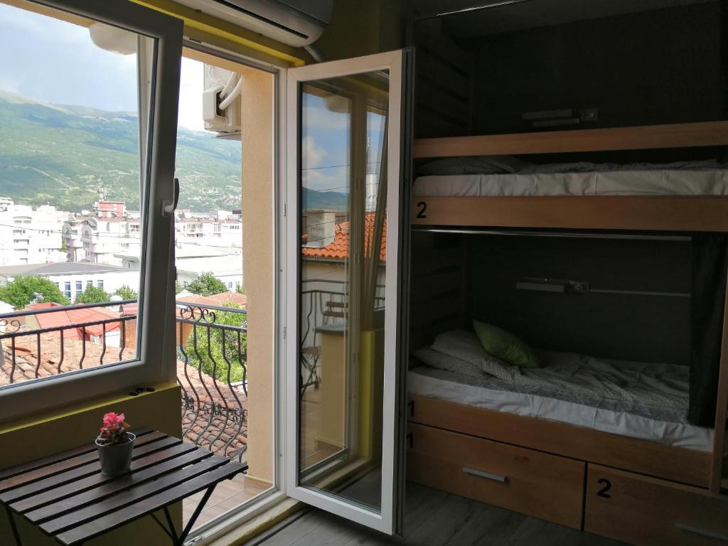 Nespecifikovaný výhled na hory nebo výhled na hory při pohledu z hostelu