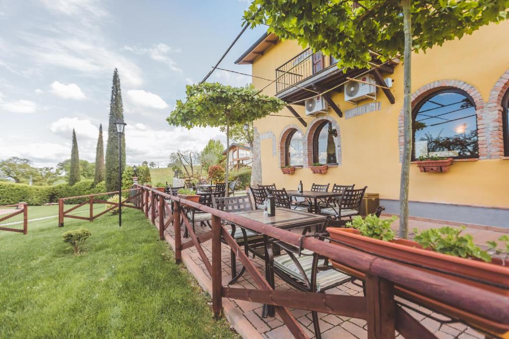 A garden outside Agriturismo Le Anfore