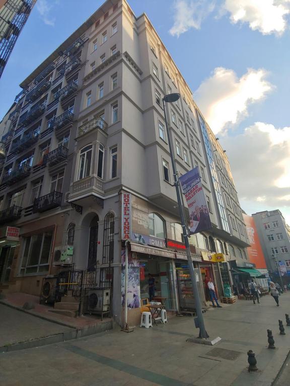 イスタンブールにあるホテル ヨンカの通路角の高層ビル