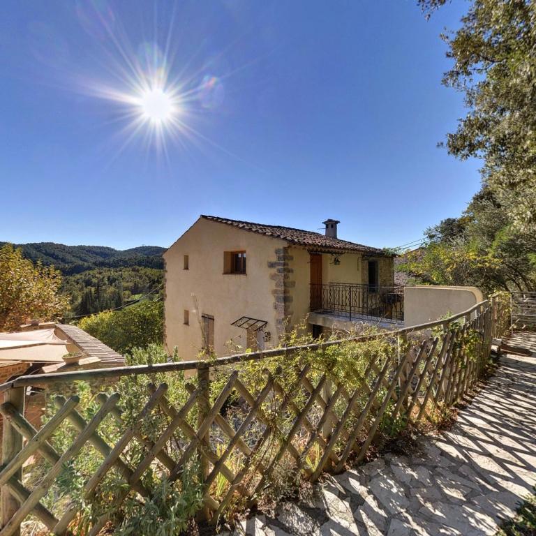 une maison avec une clôture devant dans l'établissement Les Gîtes du Lac - Appartements, à Montauroux