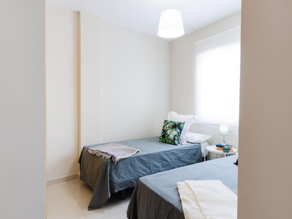 Posteľ alebo postele v izbe v ubytovaní La Marina II, luminoso apartamento junto a la playa