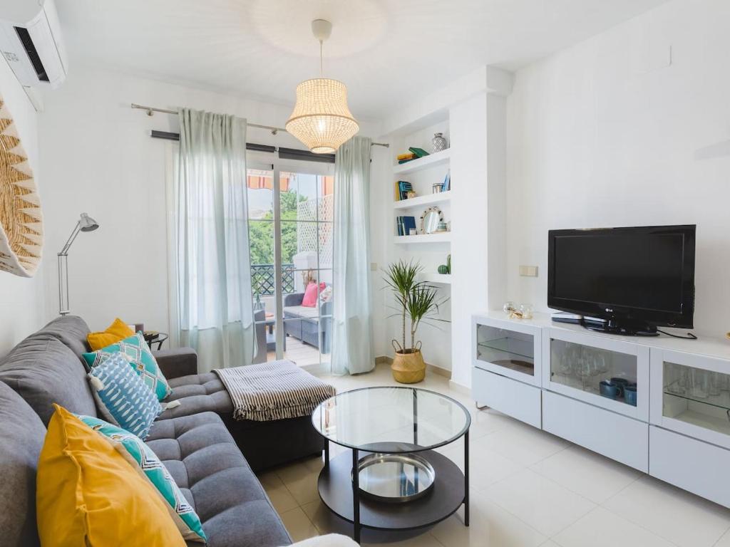 Televízia a/alebo spoločenská miestnosť v ubytovaní La Marina II, luminoso apartamento junto a la playa