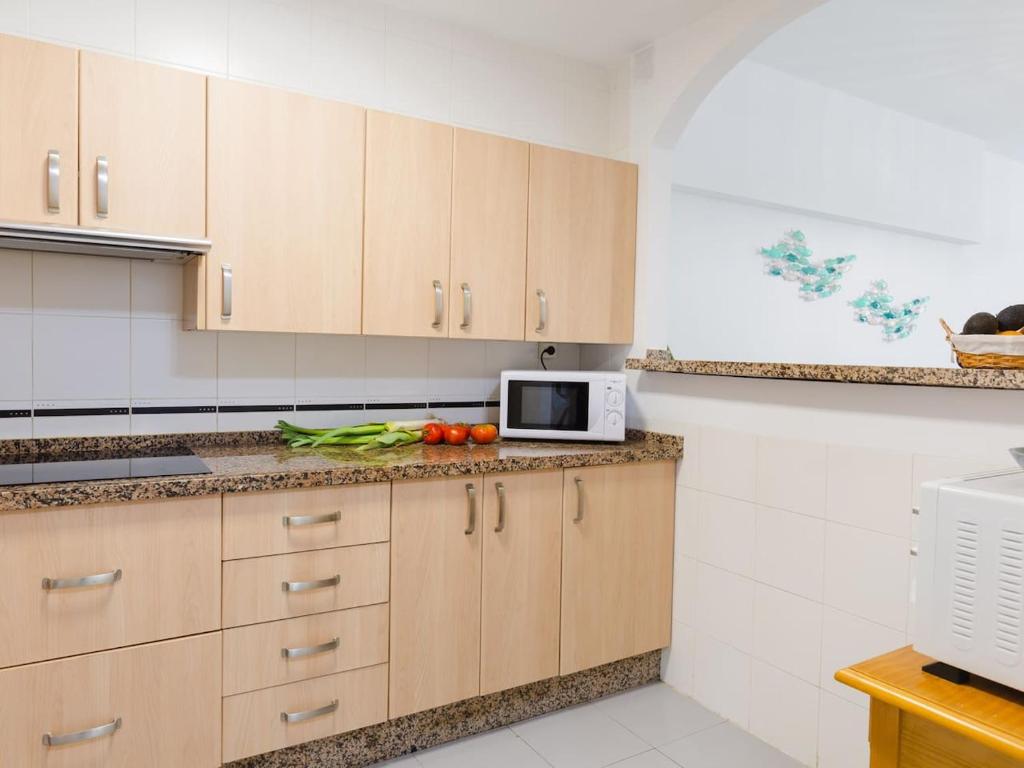 Kuchyňa alebo kuchynka v ubytovaní La Marina II, luminoso apartamento junto a la playa