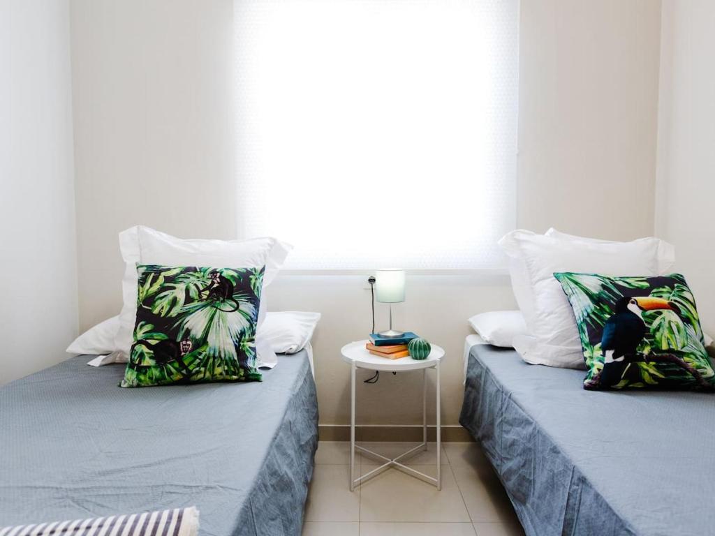 Posteľ alebo postele v izbe v ubytovaní La Marina II, luminoso apartamento junto a la playa