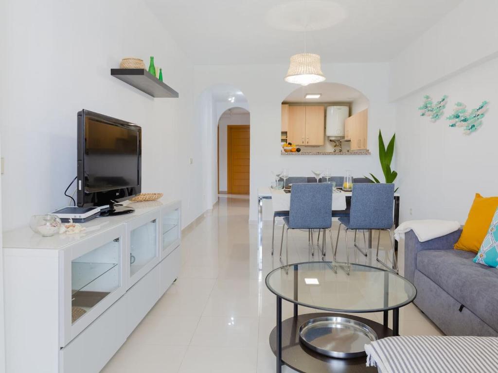 Televízia a/alebo spoločenská miestnosť v ubytovaní La Marina II, luminoso apartamento junto a la playa