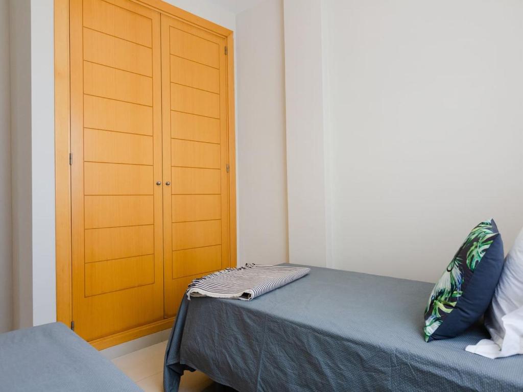 Posteľ alebo postele v izbe v ubytovaní La Marina II, luminoso apartamento junto a la playa
