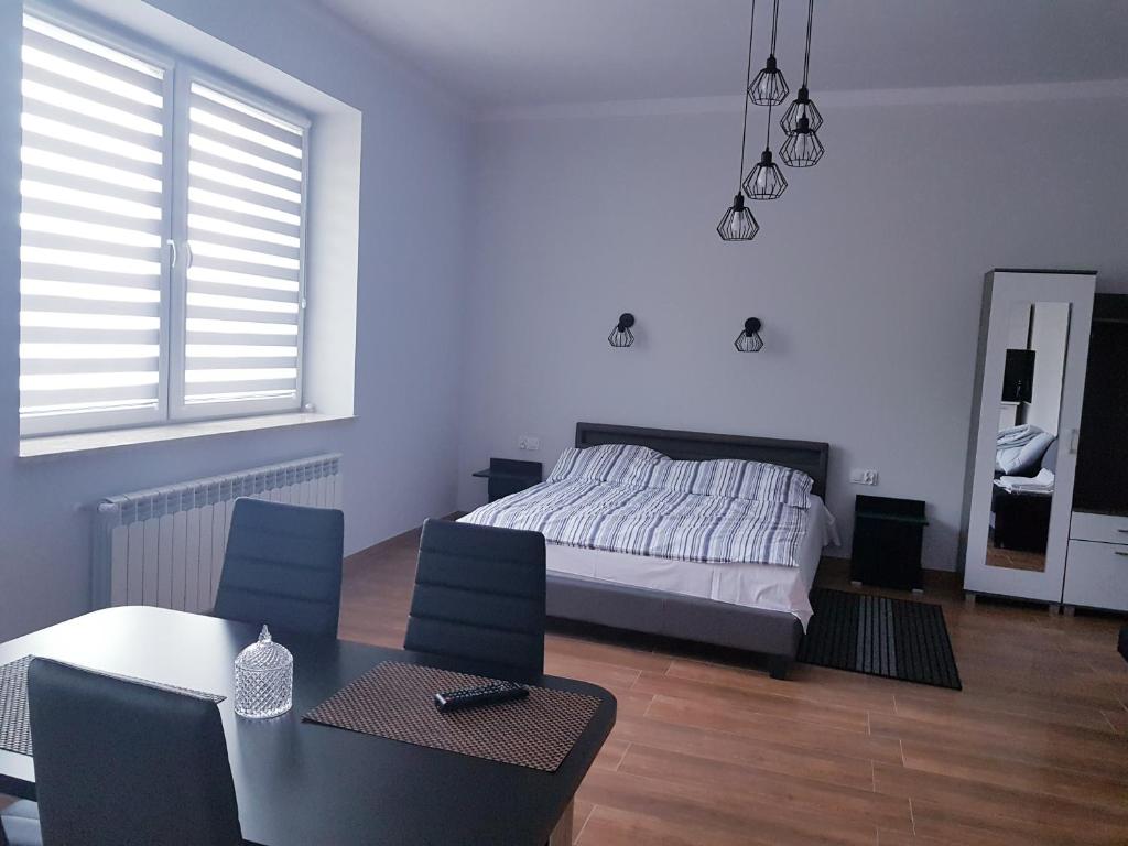 Łóżko lub łóżka w pokoju w obiekcie Apartamenty Polna
