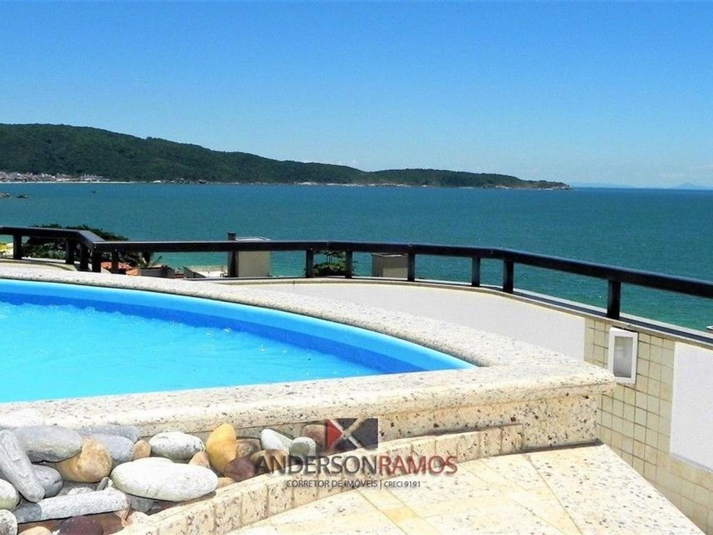 una piscina con vistas al océano en 1060 - Cobertura Duplex com Linda Vista Para o Mar, en Bombinhas