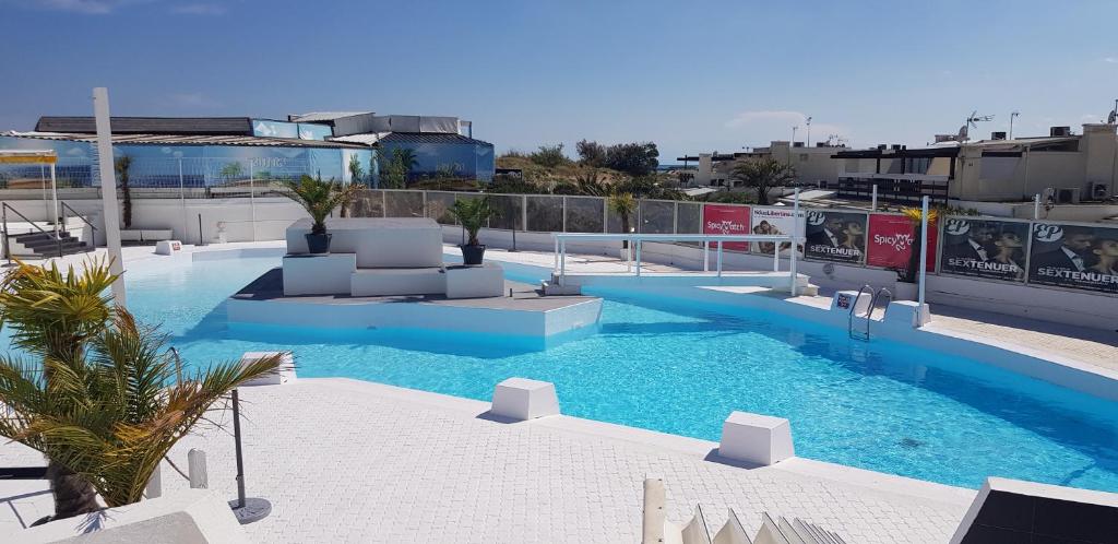 uma grande piscina no topo de um edifício em Appartement Naturiste "LE NID GLAMOUR" Natura Beach 109 em Cap d'Agde