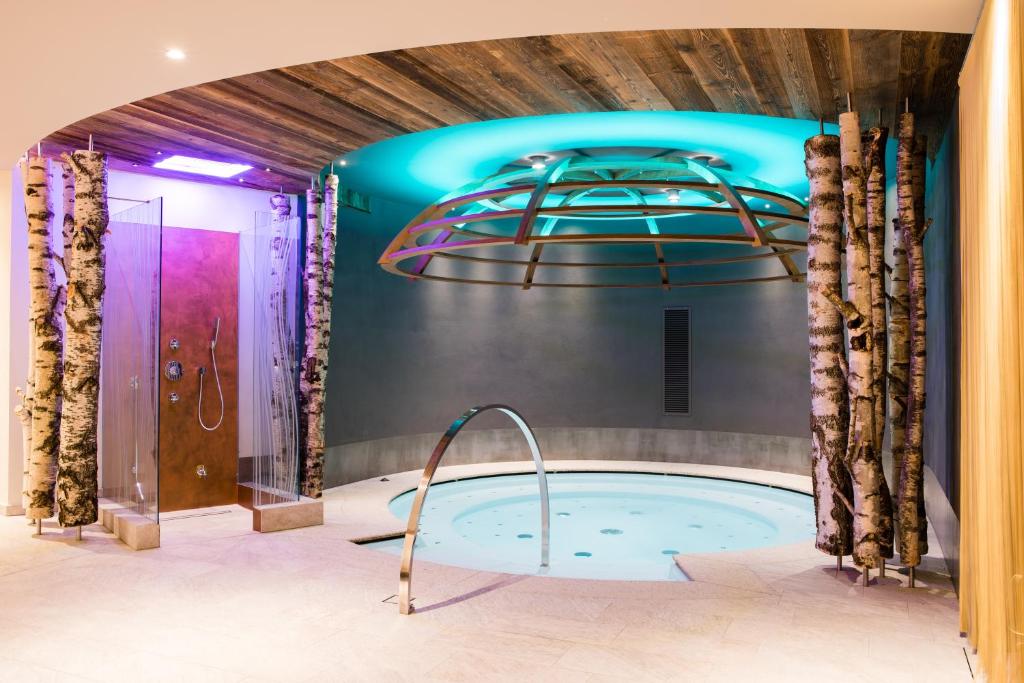 einen Whirlpool in der Mitte eines Zimmers in der Unterkunft Hotel Alaska in Wolkenstein in Gröden