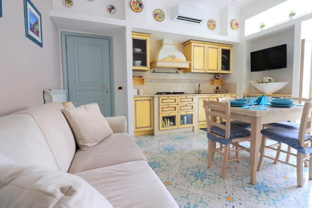 sala de estar con sofá blanco y mesa en Sorrento Realty Holidays Alpa Suite en Sant'Agnello