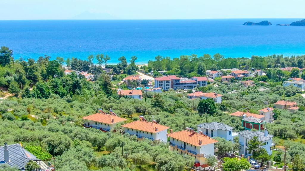 una vista aerea di una località turistica con l'oceano di Golden View Studios a Chrisi Ammoudia