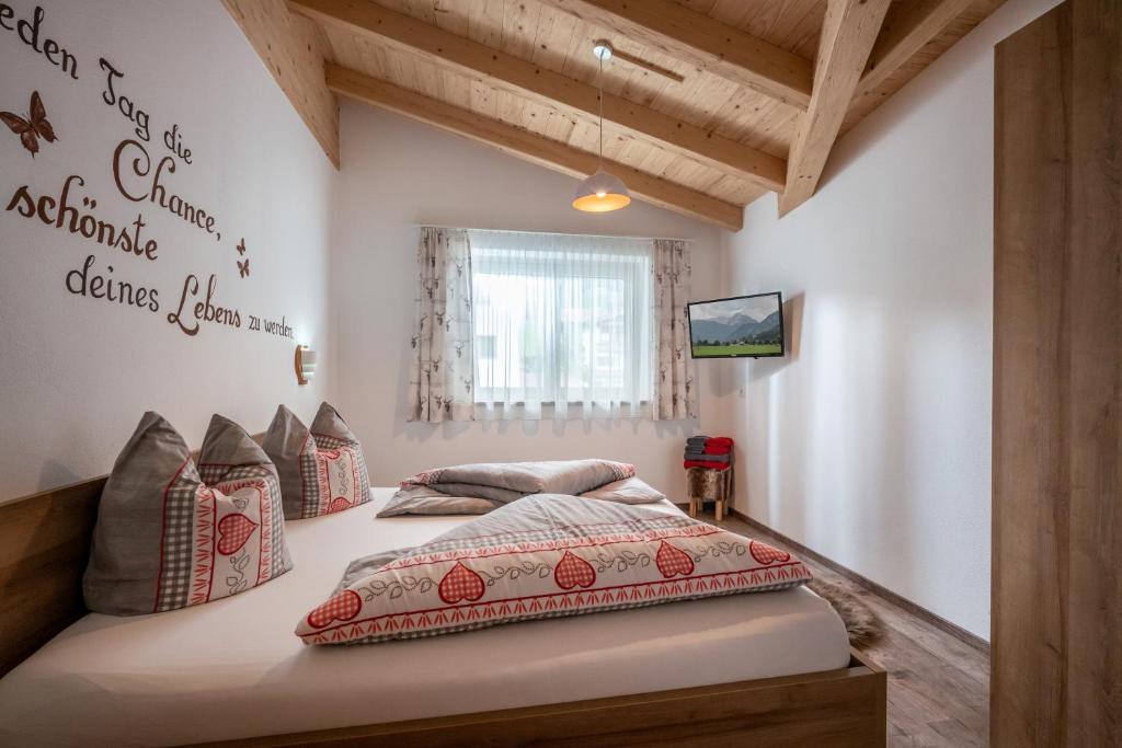 A bed or beds in a room at Alpinjuwel in Hippach