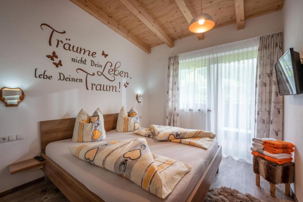 A bed or beds in a room at Alpinjuwel in Hippach
