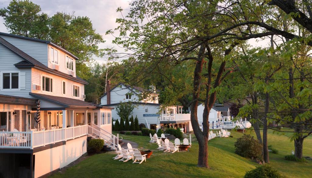 vistas al patio trasero de una casa en Silver Birches Resort en Hawley