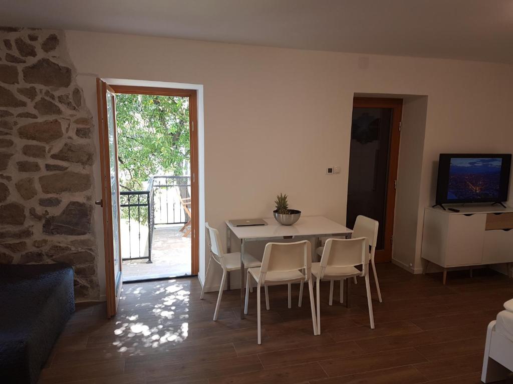 Televízia a/alebo spoločenská miestnosť v ubytovaní Apartments Jungic, Rab