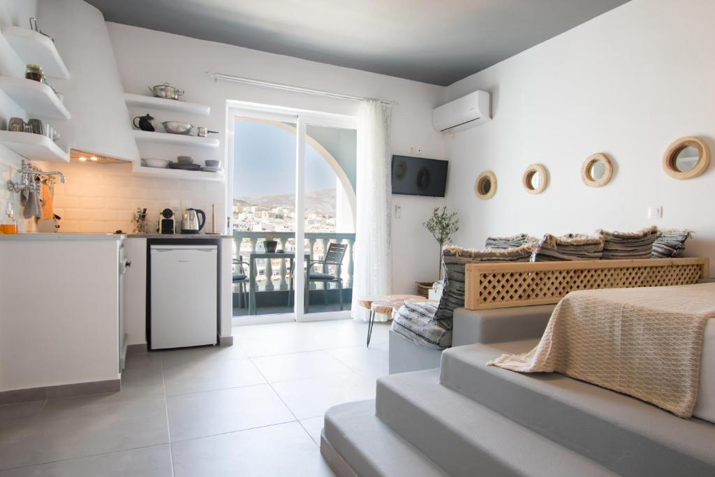 A kitchen or kitchenette at Gorgona Blue Studiο