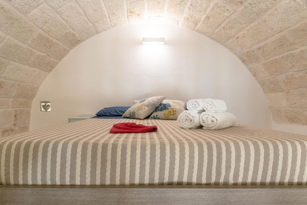 a bedroom with a bed with towels on it at AnSe' casa vacanze in Polignano a Mare