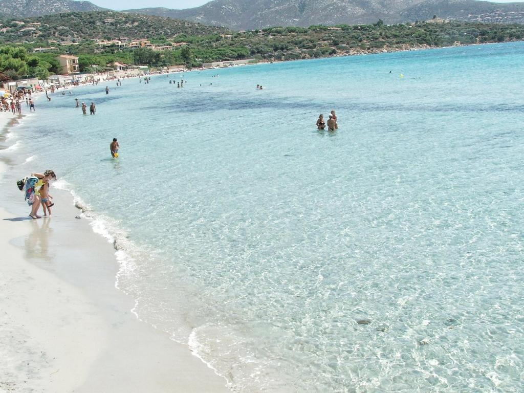 un grupo de personas en el agua en la playa en Villa Panoramica Capitana, en Capitana