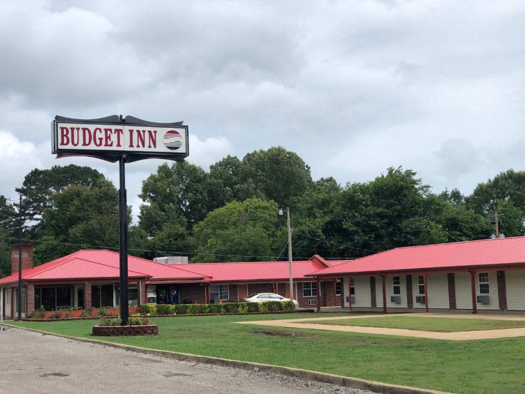 un panneau indiquant un hôtel devant un bâtiment dans l'établissement Budget Inn - New Albany, à New Albany