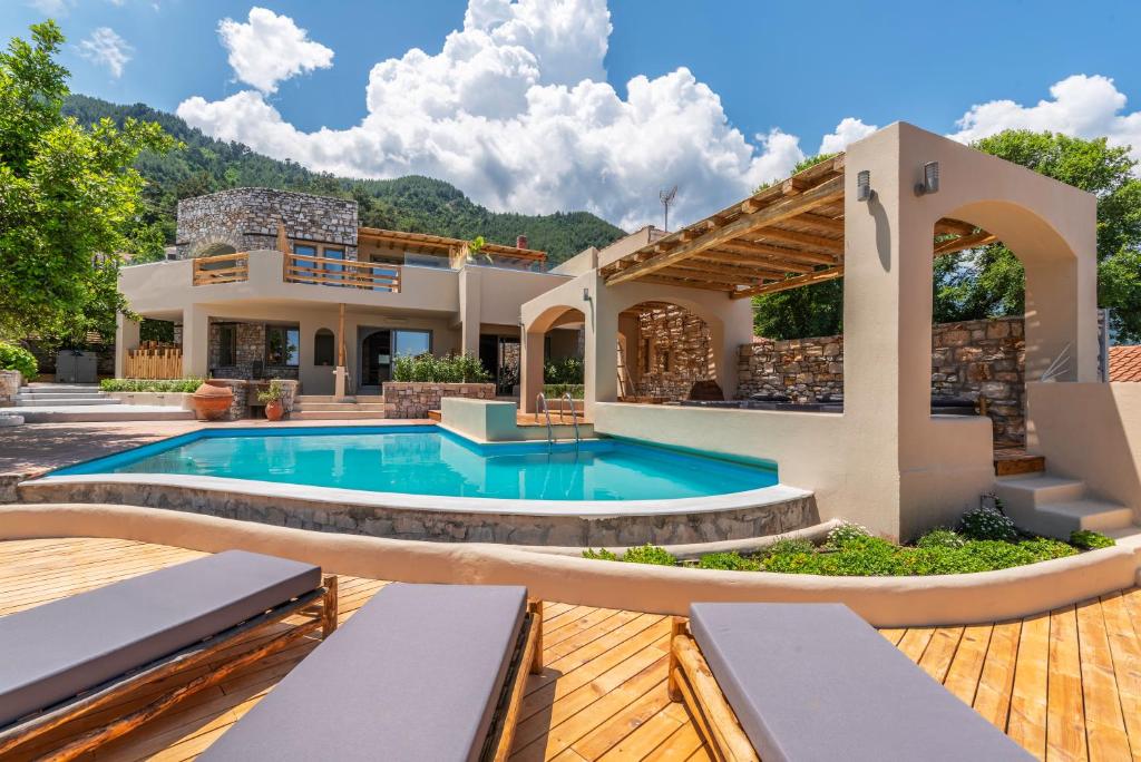 een huis met een zwembad en een huis bij Meli Suites, Thassos in Skala Potamias