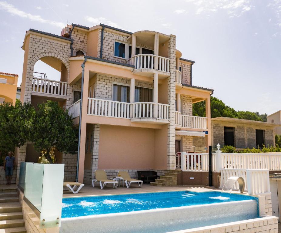 Bazén v ubytování Apartments Ksenija nebo v jeho okolí