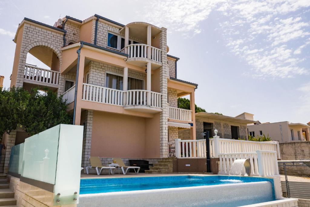 Bazén v ubytování Apartments Ksenija nebo v jeho okolí