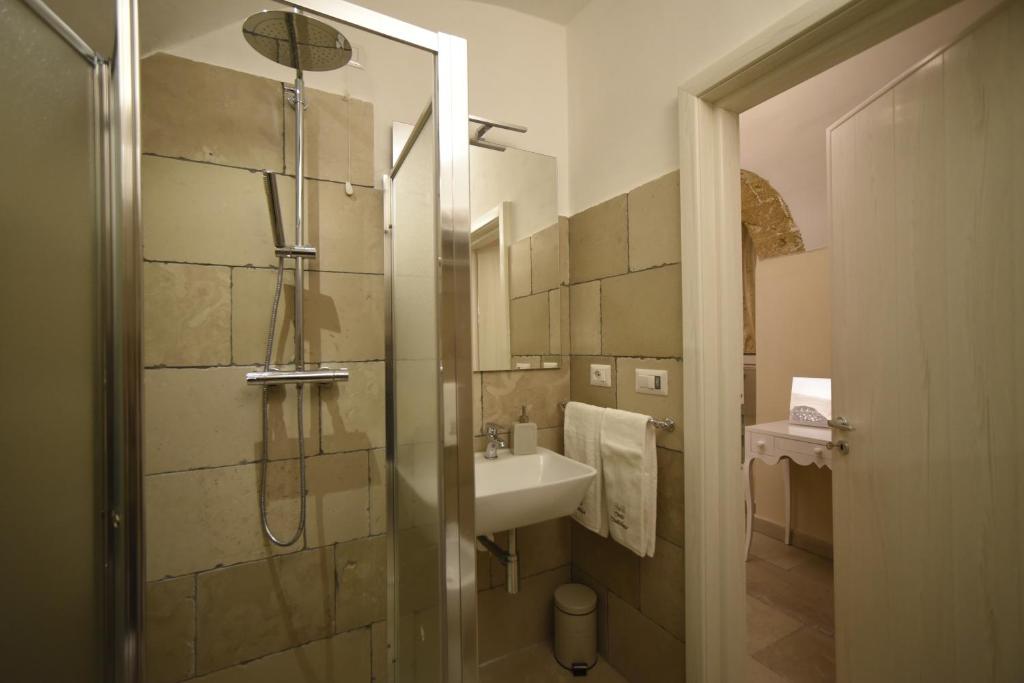 łazienka z umywalką i prysznicem w obiekcie B&B Corte Cantalupi w mieście Gallipoli