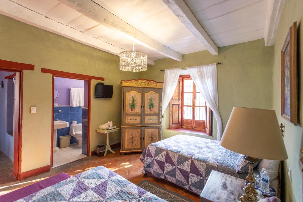 Una cama o camas en una habitación de La Casa Azul Huasca & Restaurante La Terraza