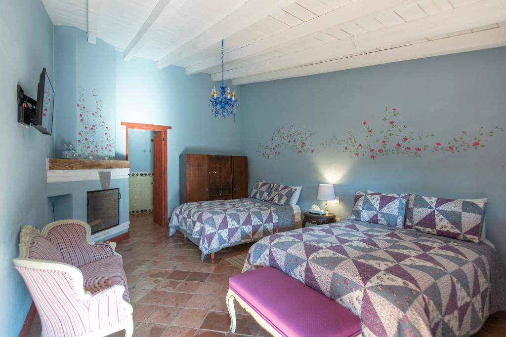 Una cama o camas en una habitación de La Casa Azul Huasca & Restaurante La Terraza