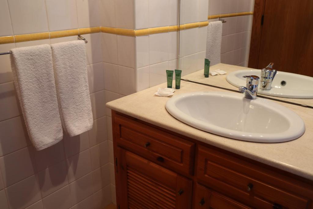 Uma casa de banho em Alojamento Santa Clara
