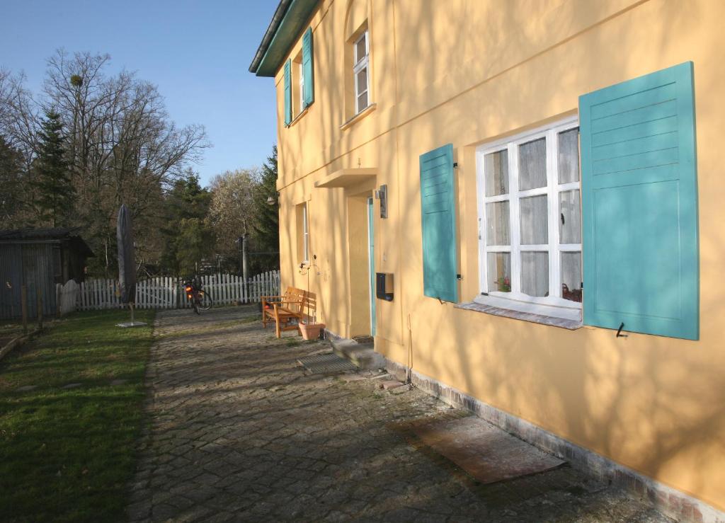 um edifício com uma janela azul do lado em Radstation Menz em Menz