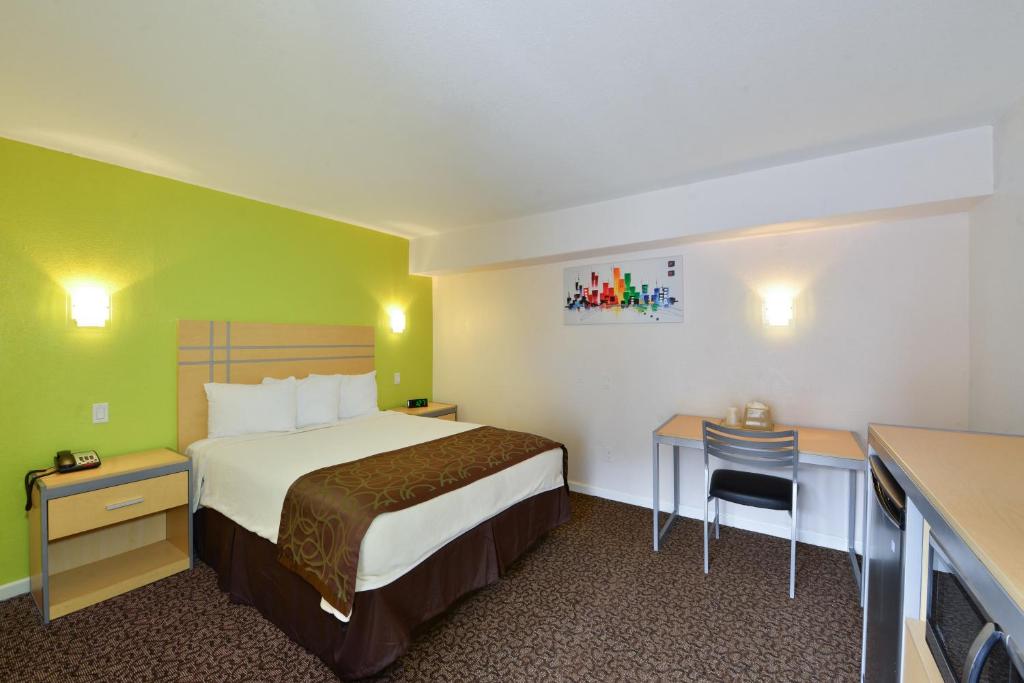 Postel nebo postele na pokoji v ubytování Inn At Jericho