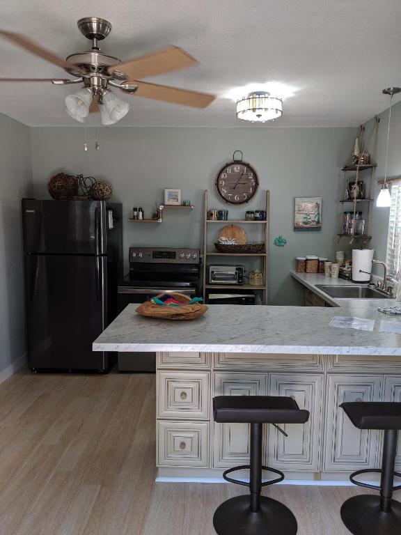 A cozinha ou kitchenette de Come Friday Cottages