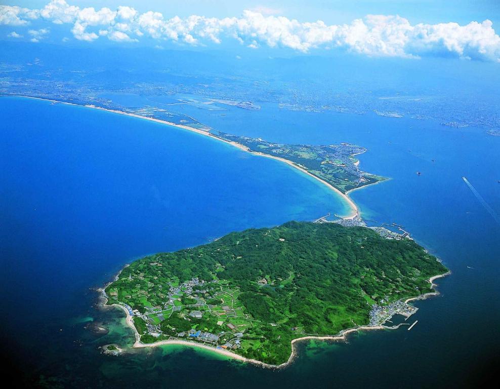 福岡的住宿－Kyukamura Shikanoshima，水面上岛屿的空中景观