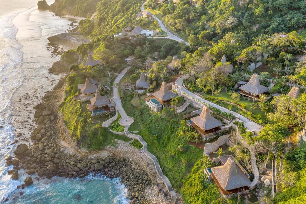 una vista aérea de un complejo junto al océano en Lelewatu Resort Sumba, en Watukarere