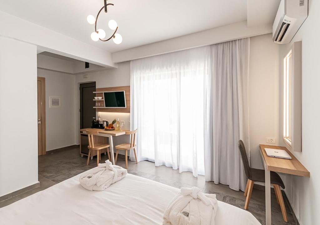 TV a/nebo společenská místnost v ubytování Epavli Boutique Hotel