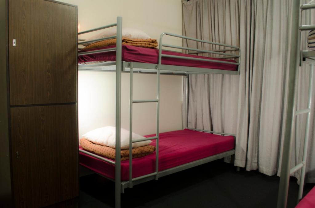 Rúm í herbergi á 790 on George Backpackers