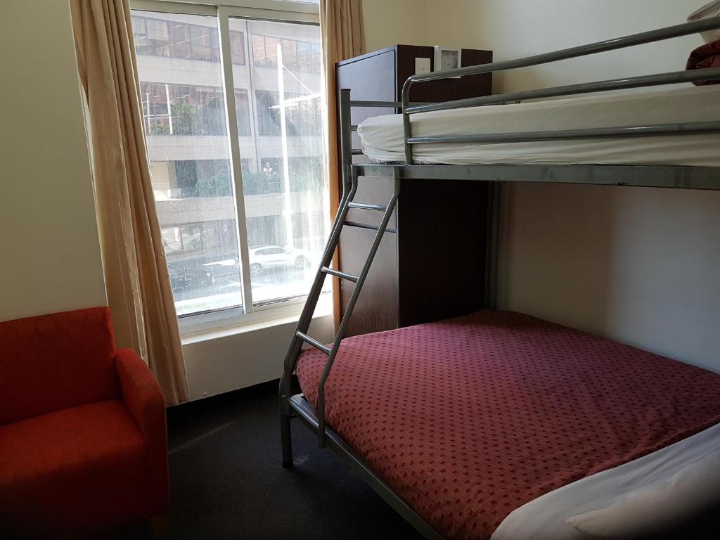 Rúm í herbergi á 790 on George Backpackers
