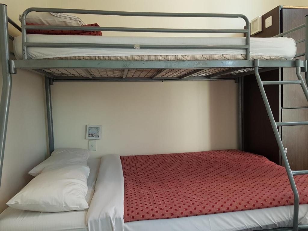 Rúm í herbergi á 790 on George Backpackers