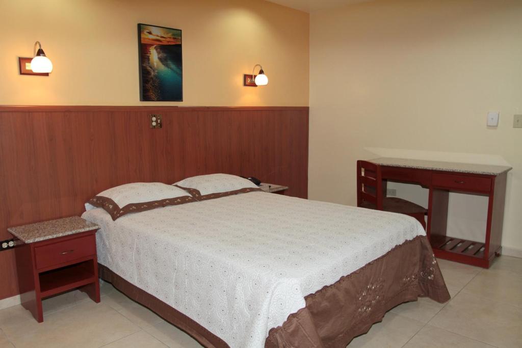 Postel nebo postele na pokoji v ubytování Hotel Alcala