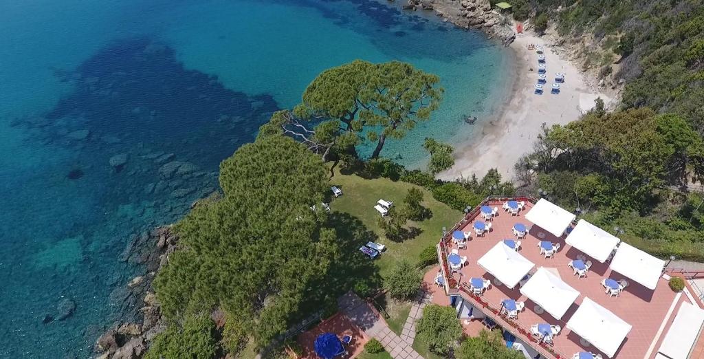 een luchtzicht op een strand met een resort bij Hotel Viticcio in Portoferraio