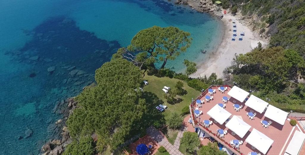 - une vue aérienne sur une plage avec un complexe dans l'établissement Hotel Viticcio, à Portoferraio