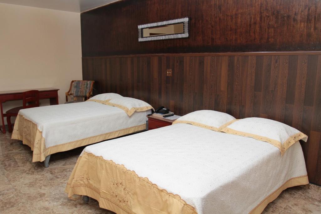 Postel nebo postele na pokoji v ubytování Hotel Alcala