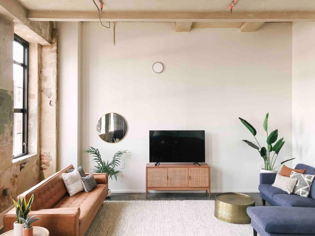 Μια τηλεόραση ή/και κέντρο ψυχαγωγίας στο Historic Sterchi Loft on Gay St